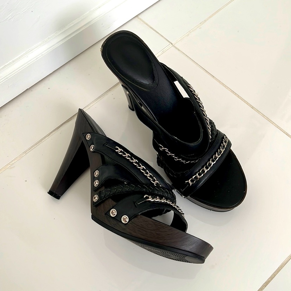 black high heel with chain decor